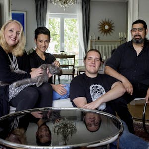 Lisa Gerlach mit Katze Molly, Pflegesohn Elias, Sohn Wolfram und Gerlachs Partner Babak Tubis