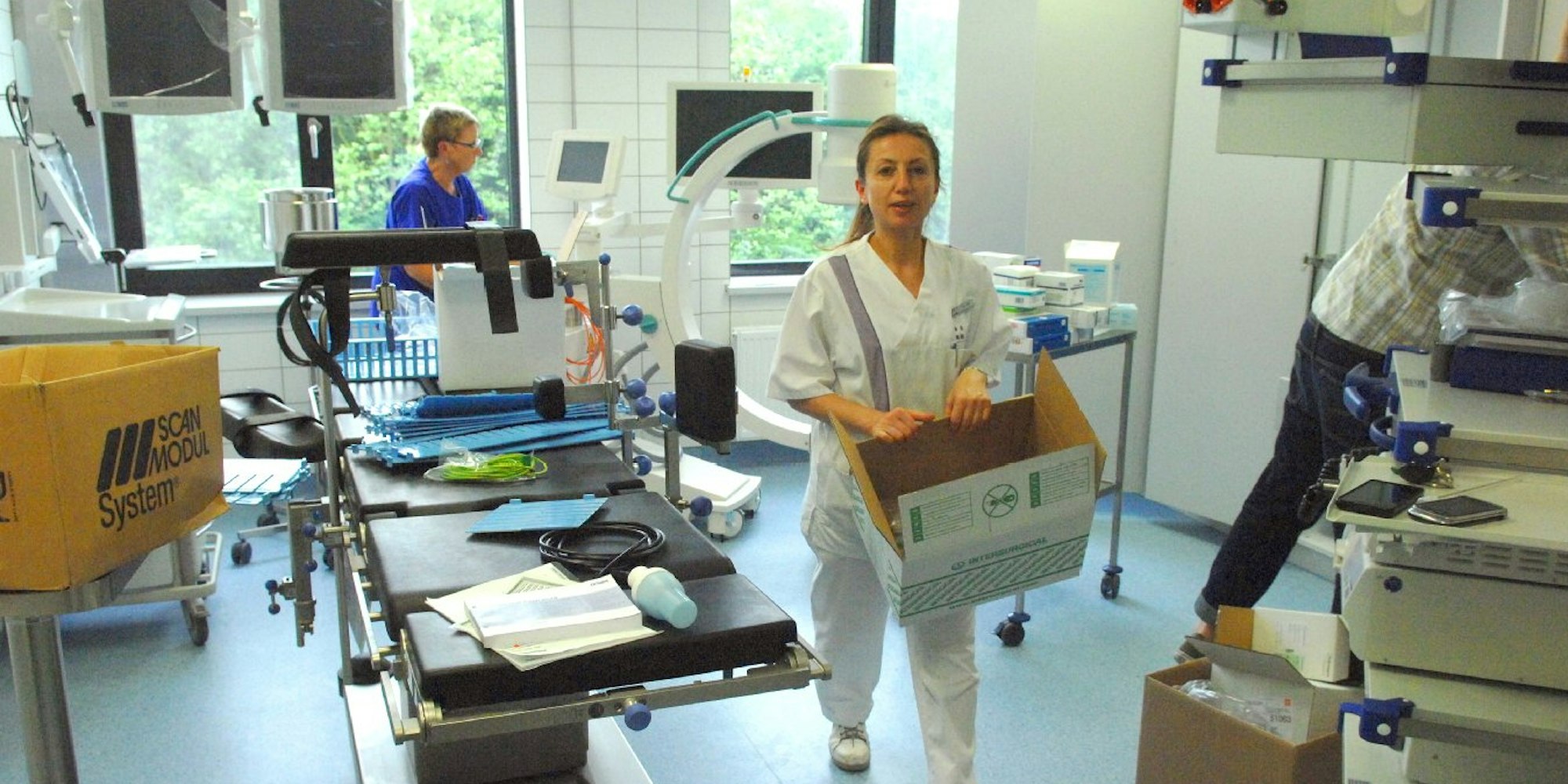 In den Räumen der Bronchoskopie der Lungenklinik werden neue Geräte samt Material ausgepackt.