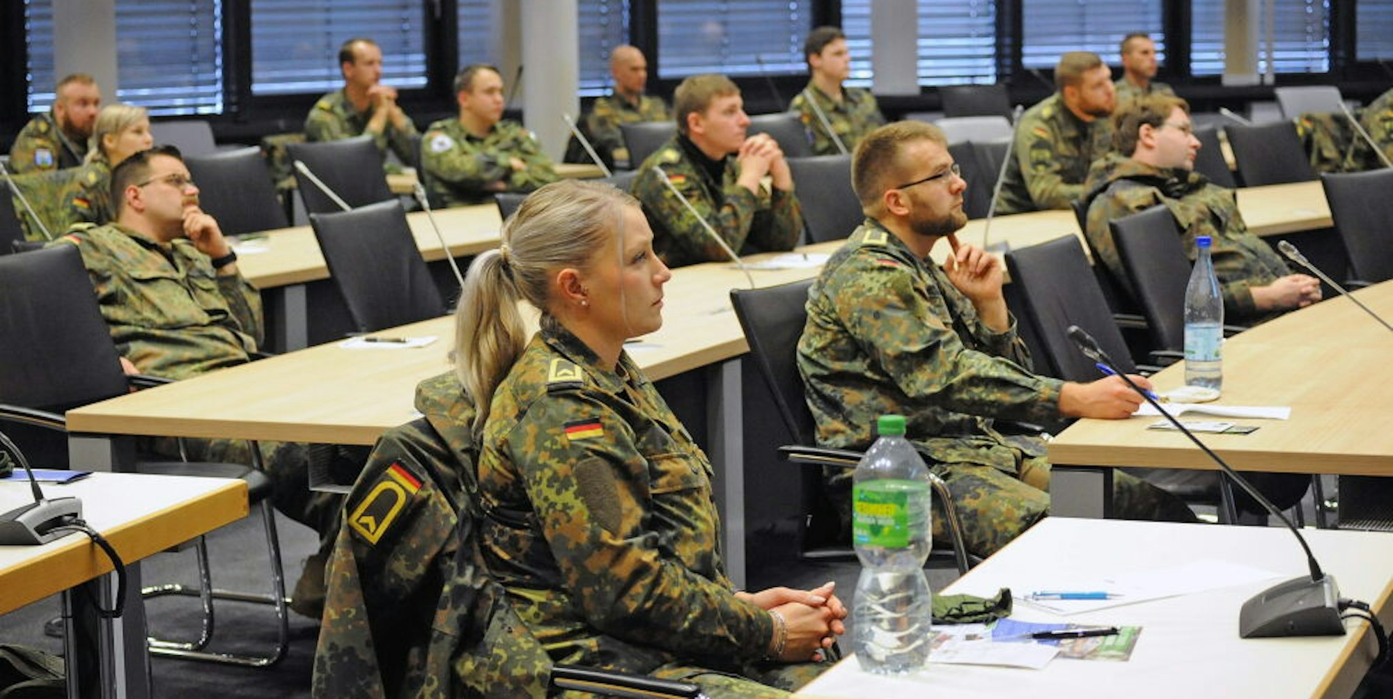Die Soldatinnen und Soldaten aus Nordholz bei ihrer Einweisung in die Corona-Hilfe im Ratssaal vergangenen Dienstag.