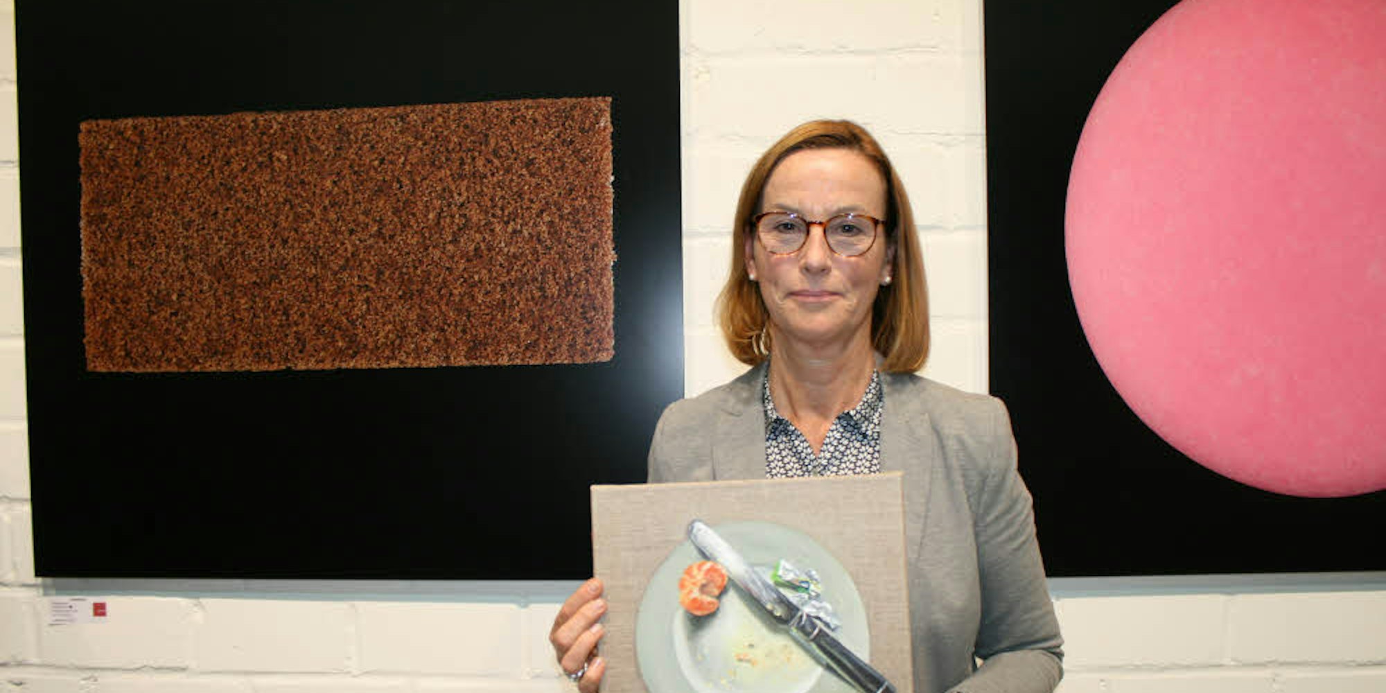 Kunst-im Carrée-Preisträgerin Jutta Reinisch mit einem ihrer Gemälde