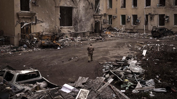Charkiw, die zweitgrößte ukrainische Stadt im Nordosten des Landes, bietet an vielen Stellen ein Bild der Verwüstung. Hier passiert ein Angehöriger der ukrainischen Streitkräfte zu Fuß ein zerstörtes Verwaltungsgebäude.&nbsp;&nbsp;