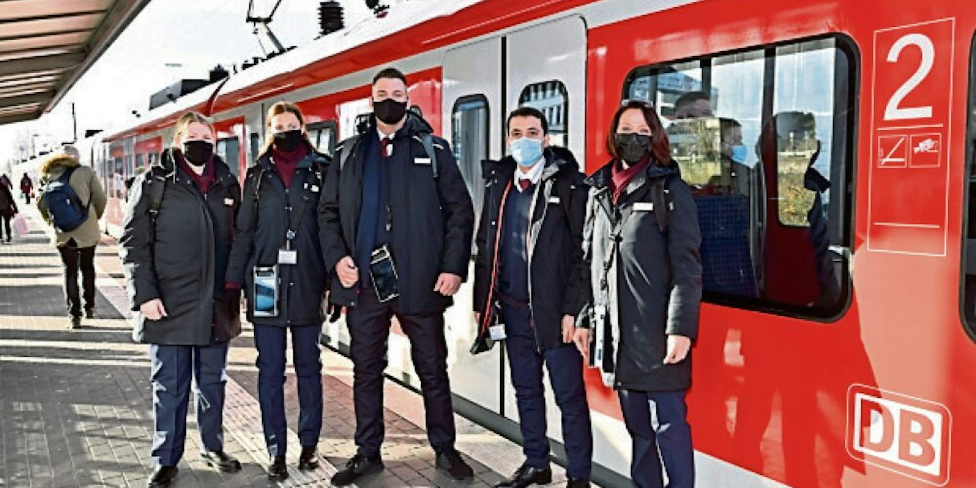 Kontrolle der Maskenpflicht: In gemeinsamer Mission waren gestern Ordnungskräfte der Stadt Bergisch Gladbach, der Bundespolizei, der Deutschen Bahn sowie DB-Kundenbetreuer am Bahnhof im Einsatz.
