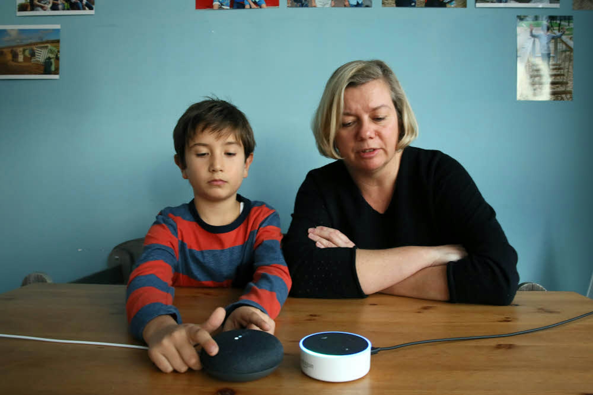 Bei der Autorin Lioba Lepping zu Hause: Der Google Home Mini (l.) und der Echo Dot von Amazon im Wettbewerb am Küchentisch: Welches Gerät eignet sich besonders gut?
