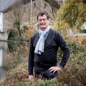 Der neue Ortsvorsteher Dieter Ramershoven am Burgweiher in Buschhoven.