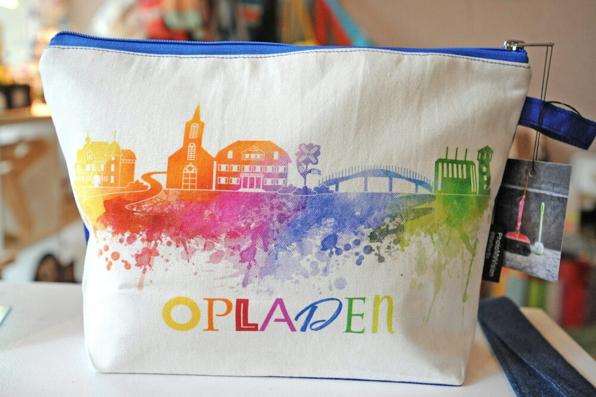 Ein farbenfrohes Bekenntnis zu Opladen stellt diese Tasche dar, von Angelika Huth gemeinsam mit einer Opladener Grafikerin designt.