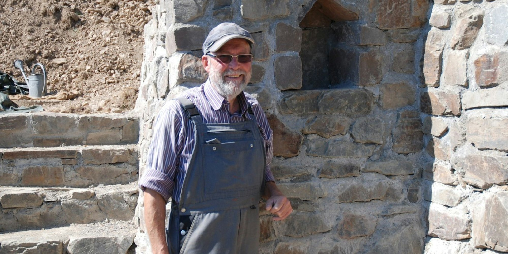 Ein Besuch der Ausgrabungen von Ephesus in der Türkei inspirierte den Künstler Paul Greven zu dem Bauwerk, das mit der Idee spielt, die Römer hätten steinerne Zeugnisse in Honerath hinterlassen.