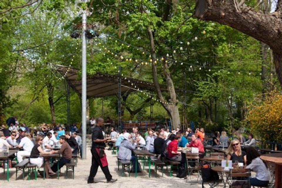 Der Biergarten vom Stadtgarten hat einen direkten Zugang zur Parkanlage.