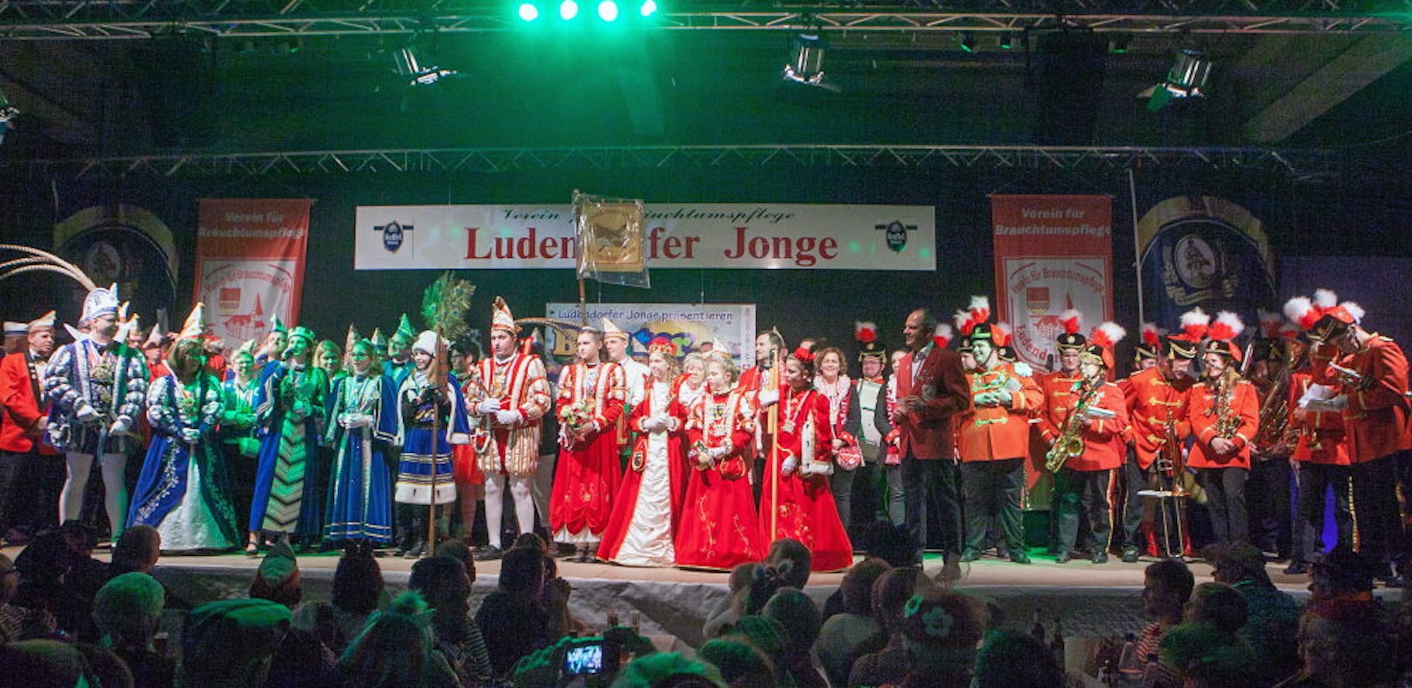 Volle Bühne: Die „Ludendorfer Jonge“ sind mit Sitzungspräsident Dirk Lüssem Gastgeber der größten Sitzungen im Swisttaler Karneval.