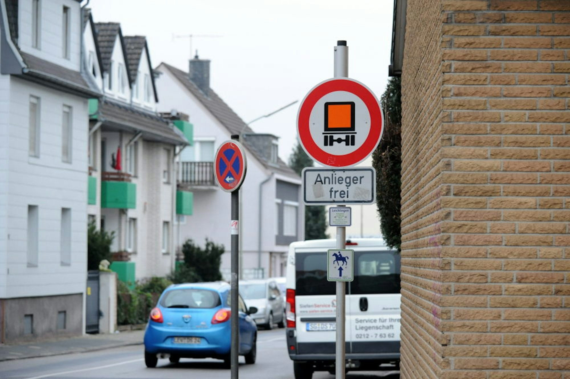 Für Gefahrgüter sind einige Leichlinger Straßen gesperrt - hier ein Warnschild an der Hochstraße.