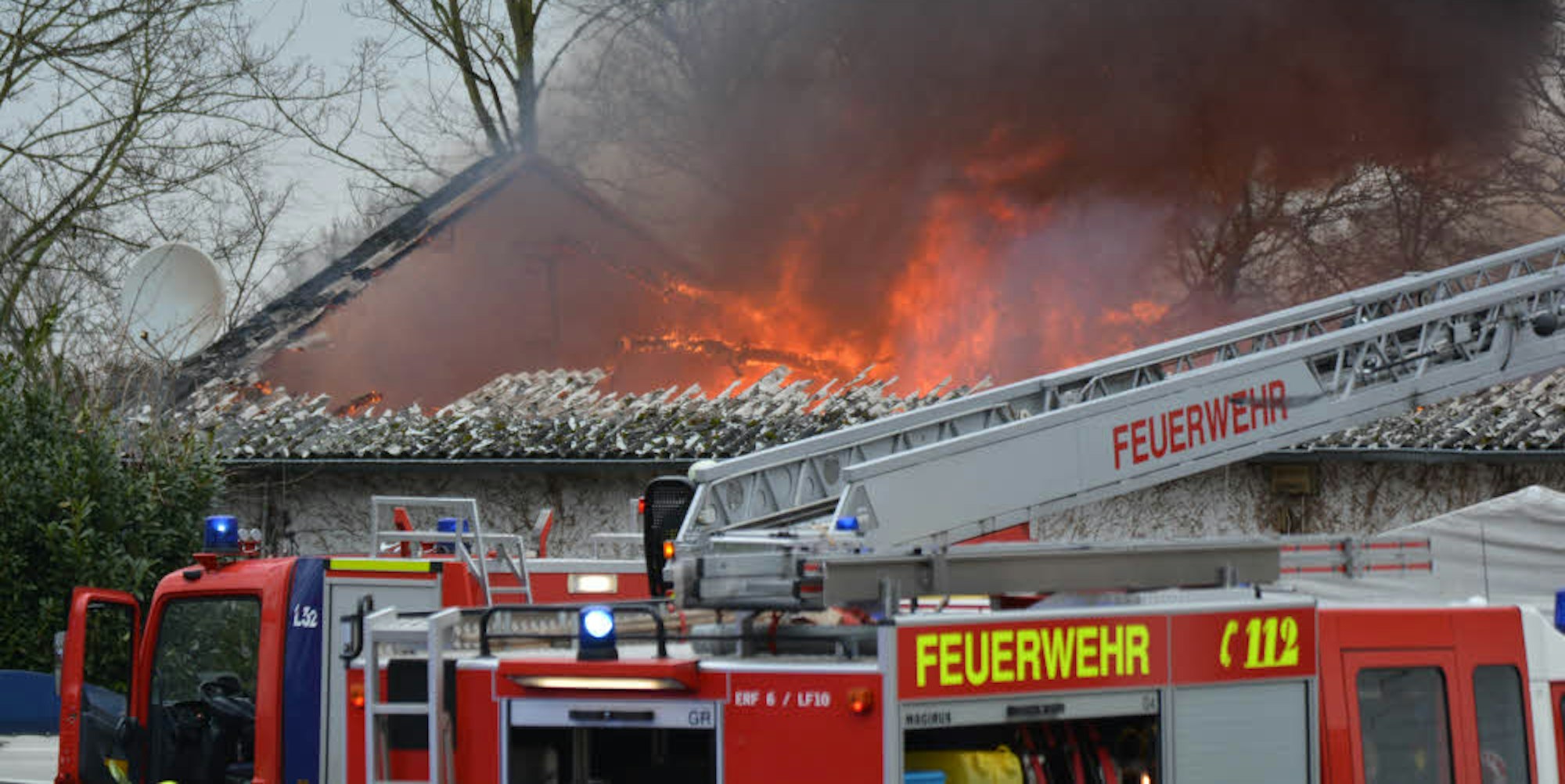 Meterhoch schlugen die Flammen aus der Lagerhalle. Die Dachkonstruktion stürzte ein, verletzt wurde glücklicherweise niemand.