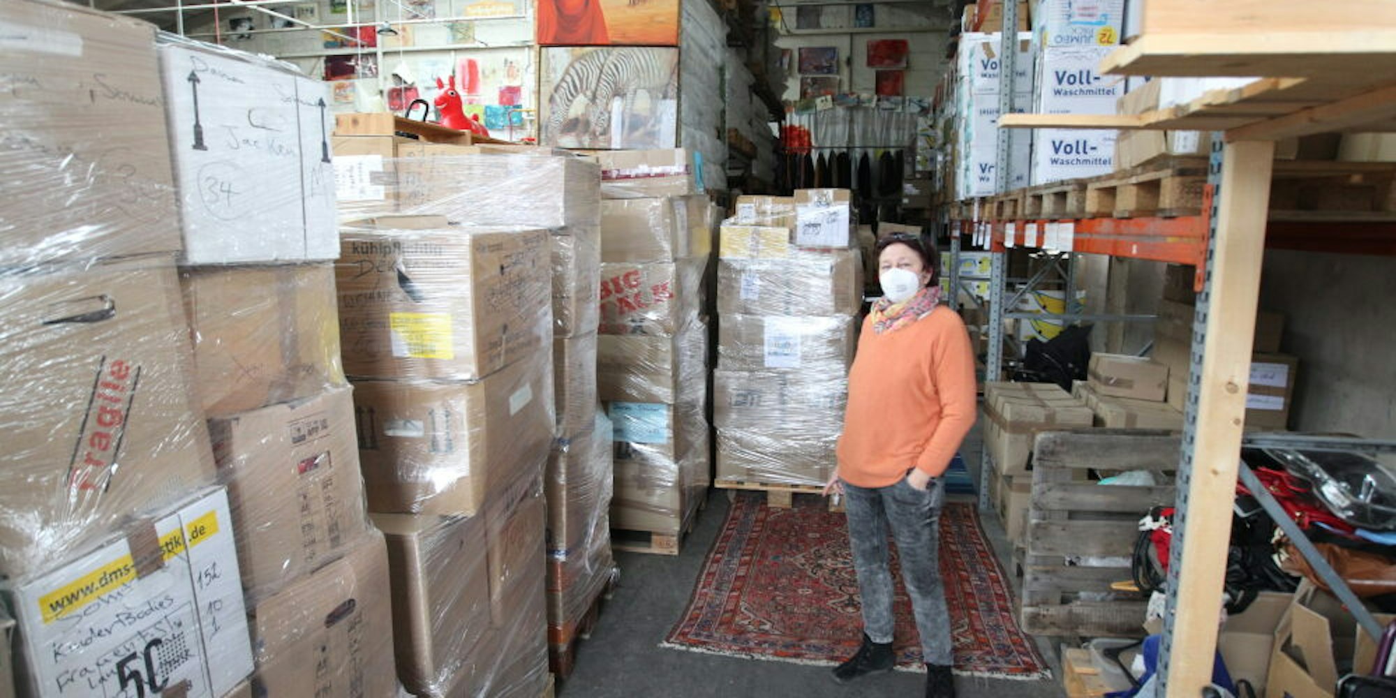 Gepackte Paletten im Lager in Troisdorf am Gierlichsstraße: Manu Gardewig zeigt die vorbereiteten Spenden-Kartons.