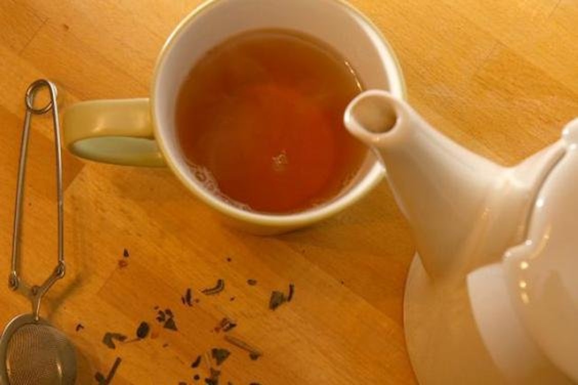 Lauwarme Getränke wie Tees strengen den Körper weniger an als eiskalte Drinks.