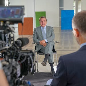 Gerhard Schröder während des Drehs der Dokumentation