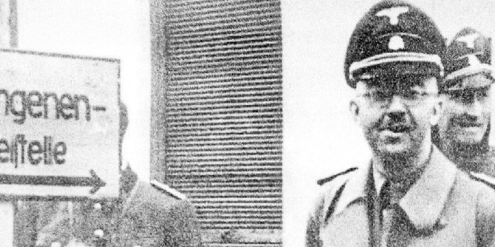Gudrun Burwitz (l.), geborene Himmler, mit ihrem Vater Heinrich (M.)