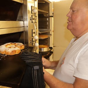 Goldbraun gebacken kommen die Backwerke nach etwa 15 Minuten aus dem Ofen.