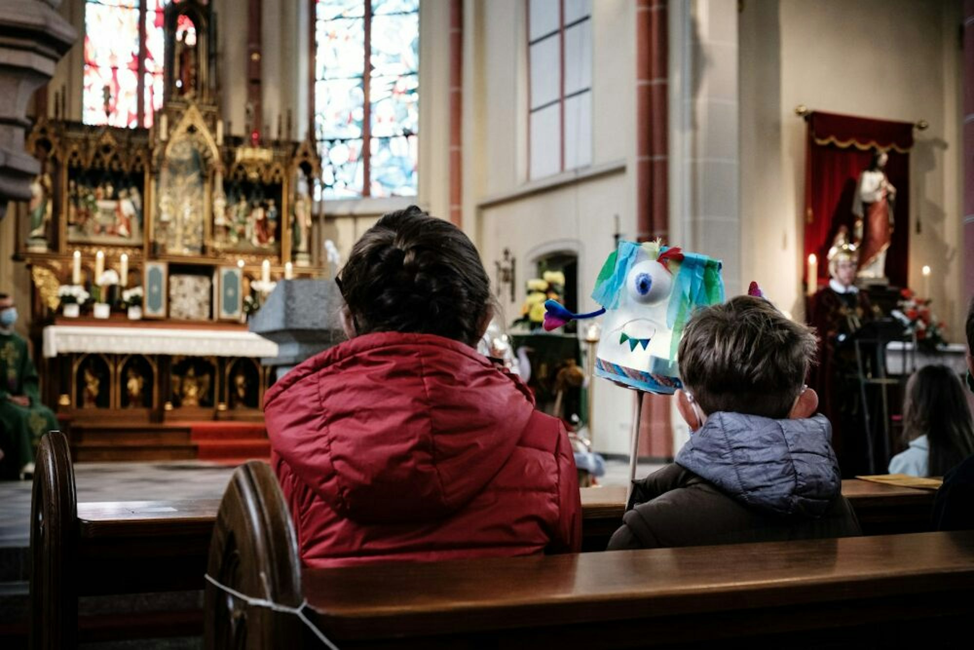 In Odendorf besuchten Kinder mit Laternen die Kirche.