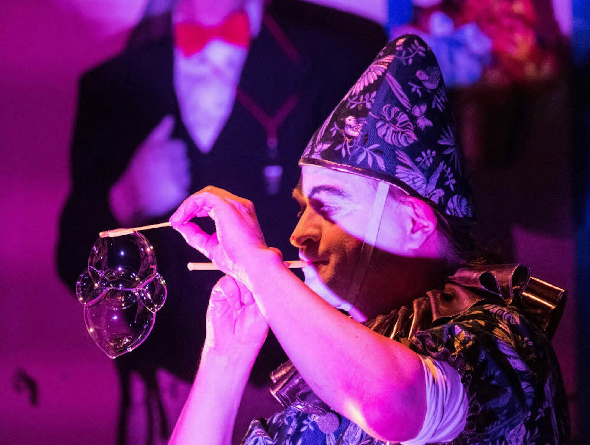 Stephan Masur, Chef des siebenköpfigen Varieté-Ensembles „Le Cirque“, übt sich in der Kunst des Seifenblasens.