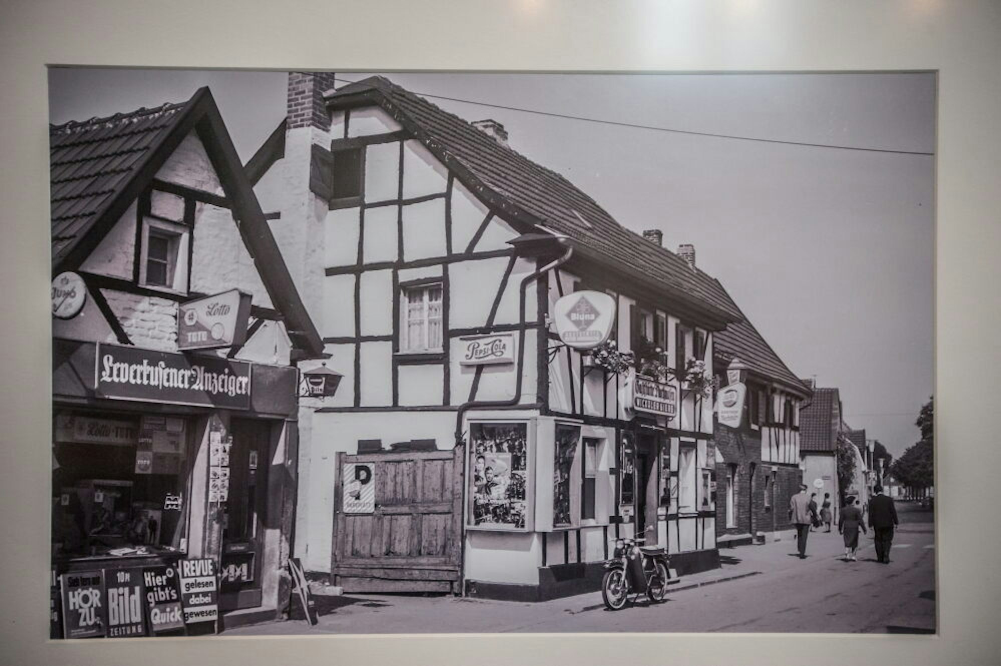 Eine alte Ansicht der Rheindorfer Gaststätte Norhausen belegt den Wandel im Laufe der Jahrzehnte.
