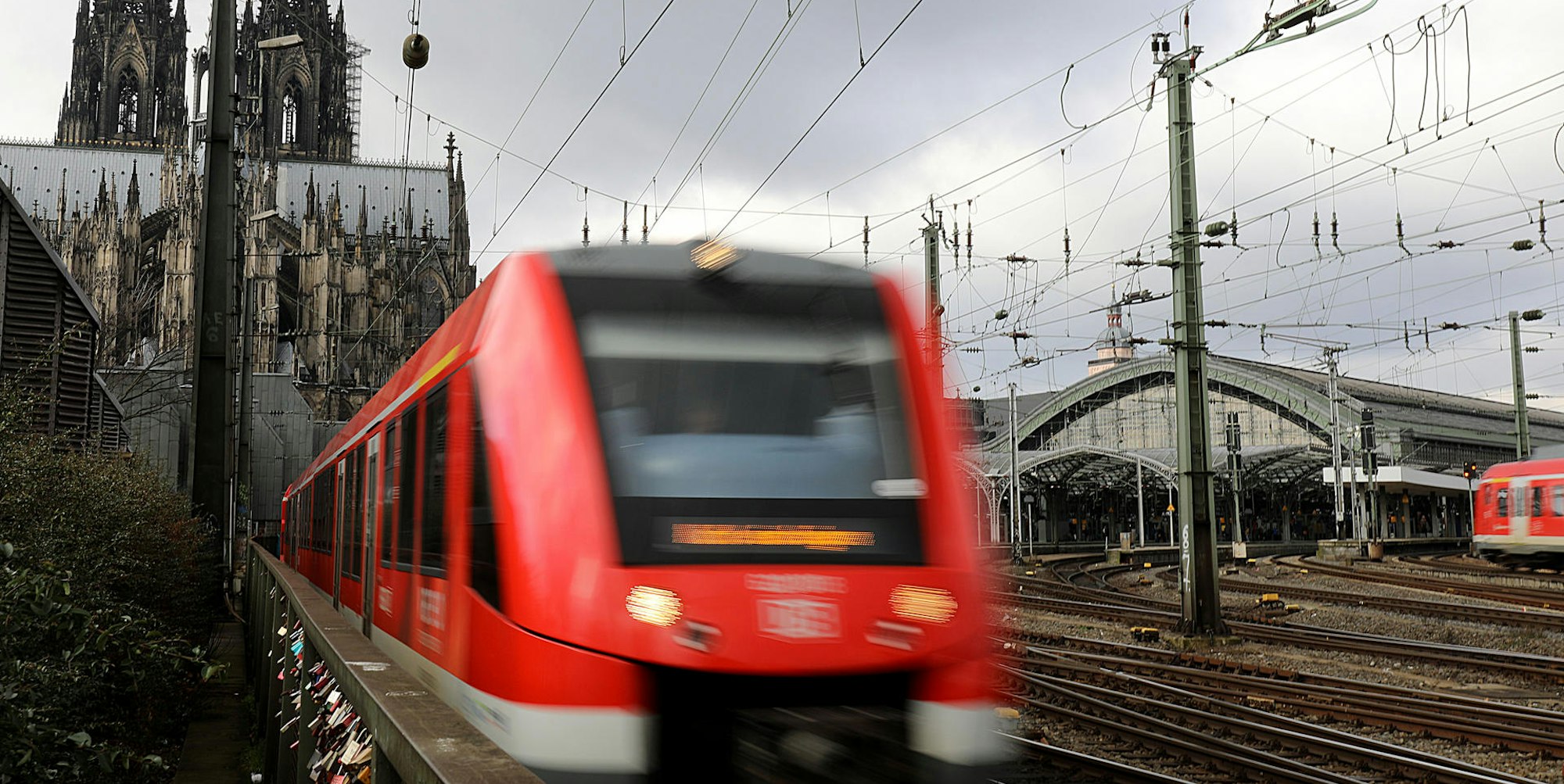 DPA Regio-Bahn vor Kölner Dom