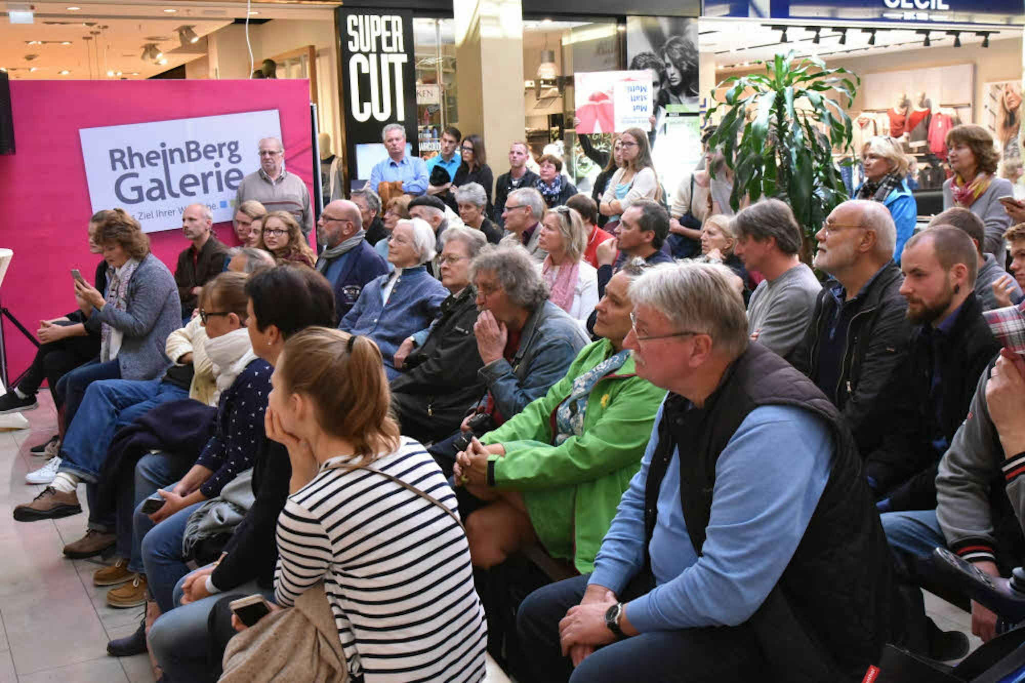 Zahlreiche Zuhörer verfolgten die Veranstaltung im Einkaufszentrum Rhein-Berg-Galerie.