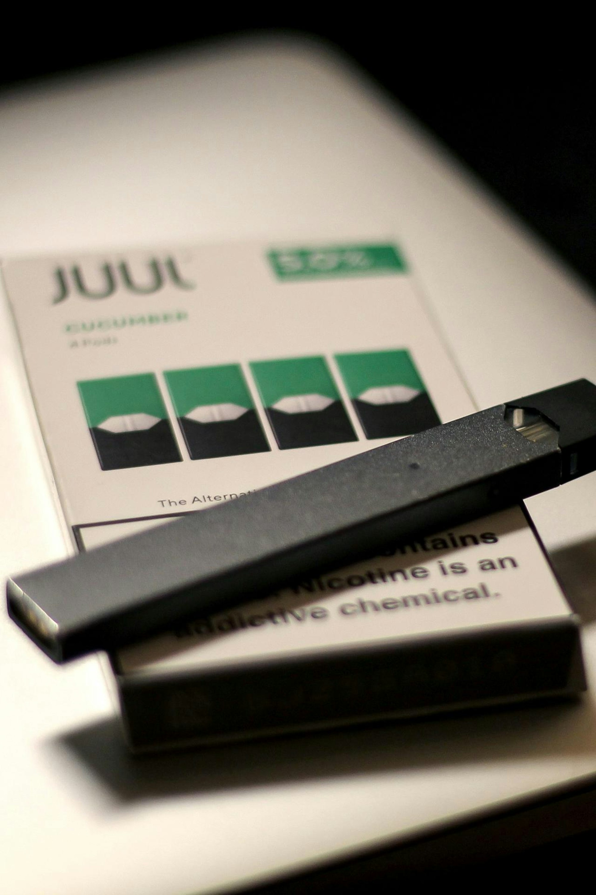 Eine E-Zigarette der Marke Juul liegt auf der Verpackung.