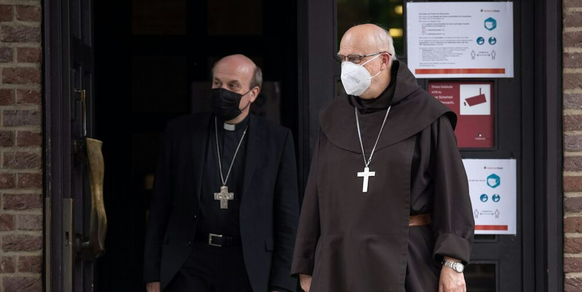 Kardinal Anders Arborelius (r.) und Bischof Hans van den Hende trafen die fünf Ex-Mitglieder des Betroffenenbeirats.
