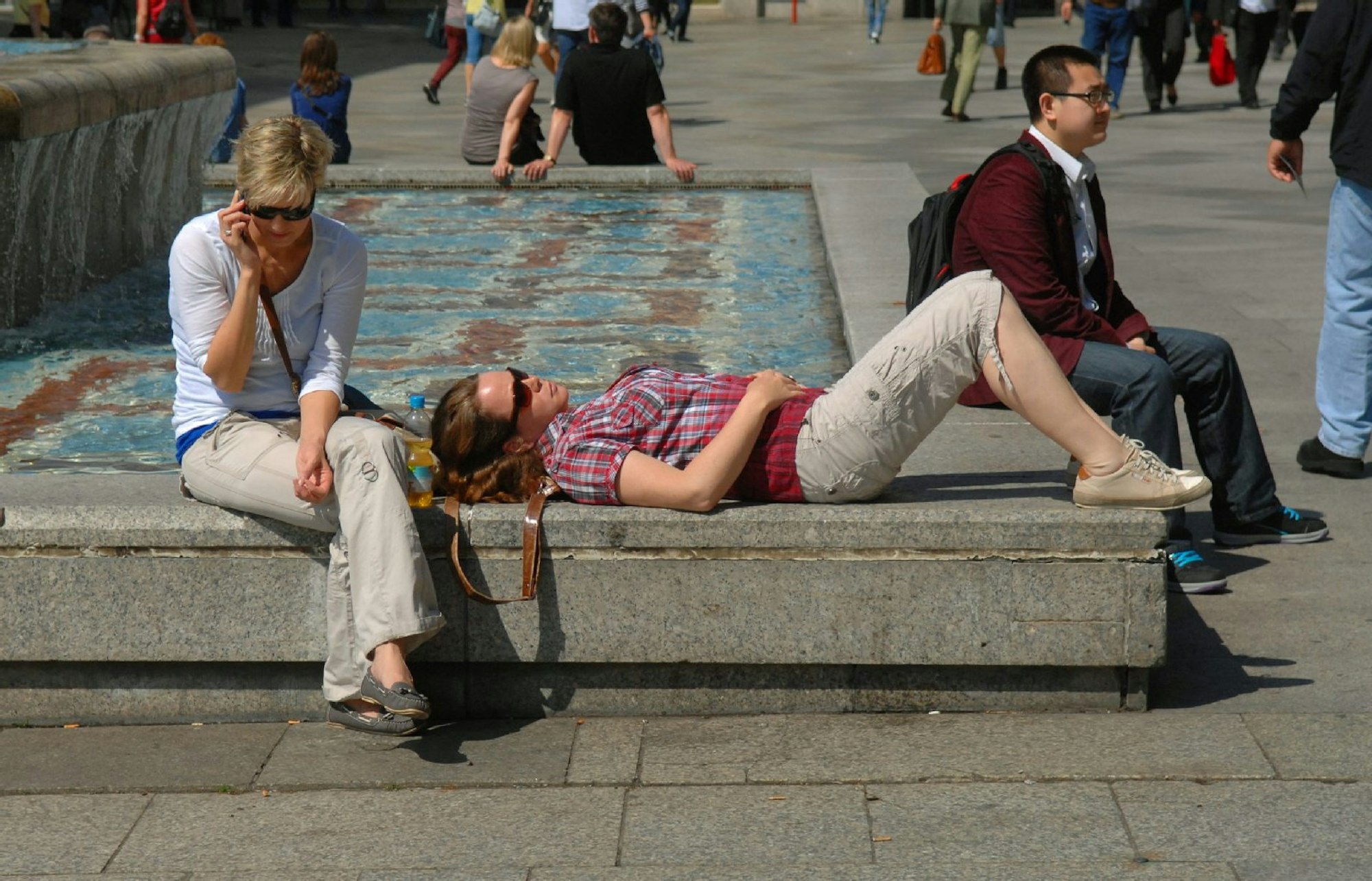 Im Sommer von erholungsbedürftigen Touristen umlagert: der Brunnen auf dem Roncalliplatz.