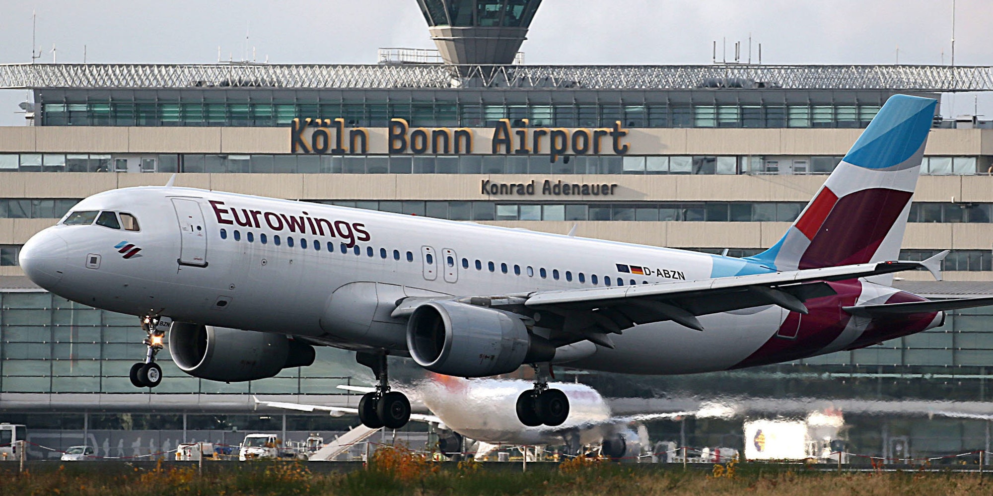Ein Eurowings-Flieger vor dem Flughafen Köln/Bonn