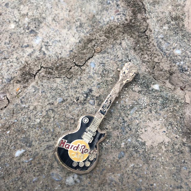 Im Schlamm geborgen: eine Gitarre