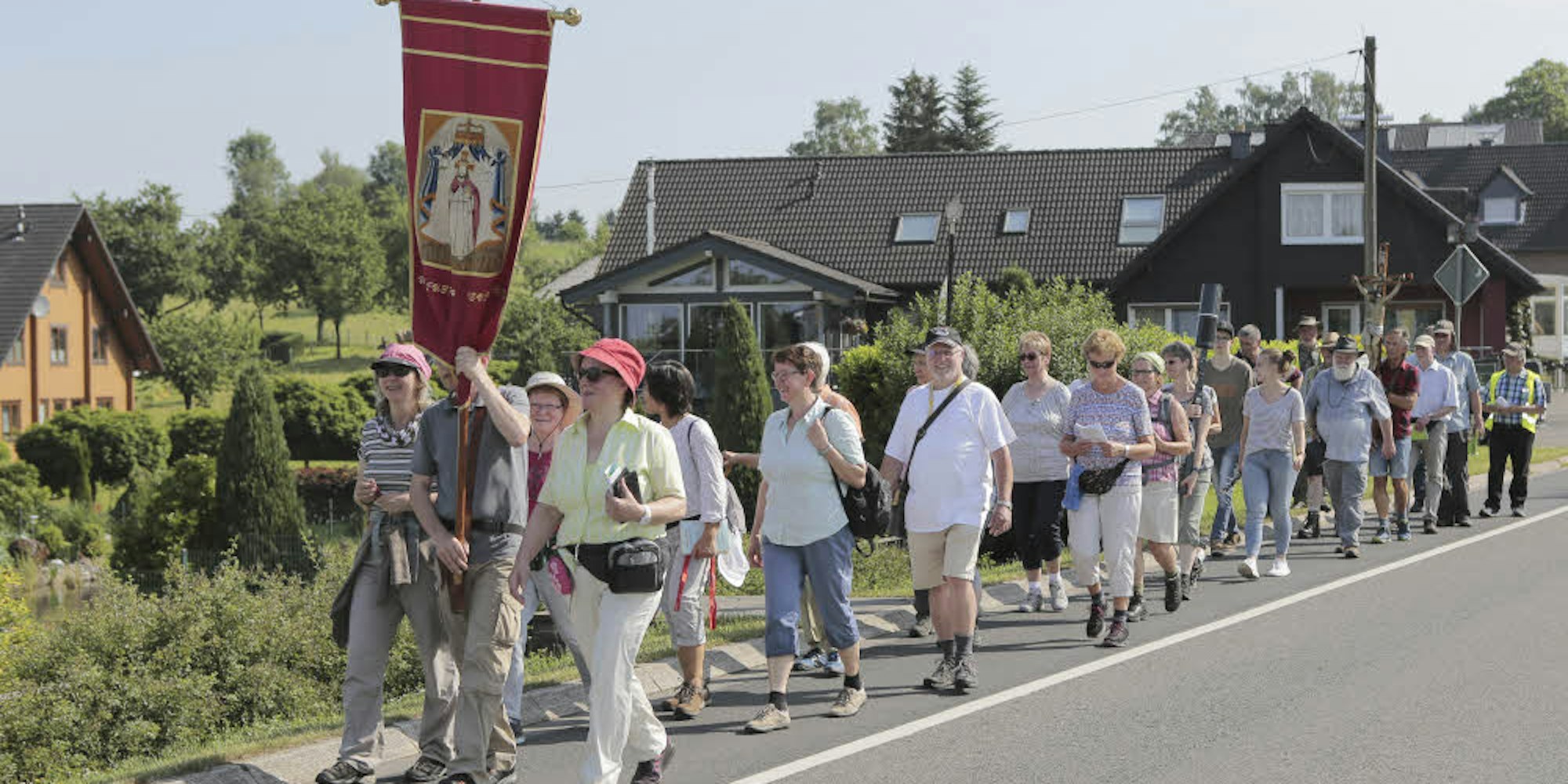 Die Nievenheim-Wallfahrer auf der Höhe von Lamsfuß. Vier Tage lang brauchen die Pilger für den Fußmarsch hin und zurück.