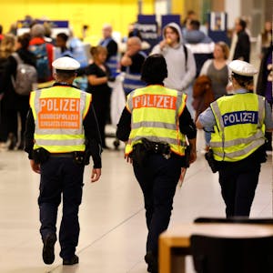 Bundepolizisten gehen durch die Flughafenhalle.&nbsp;