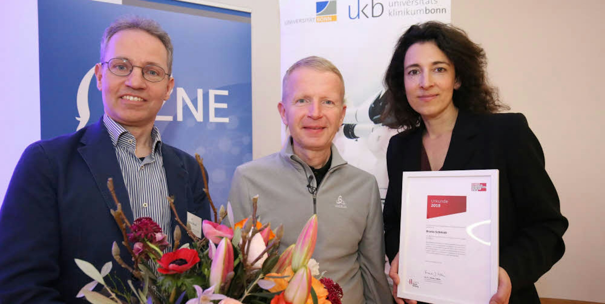 Bruno Schmidt (m.) wurde von Dr. Patrick Weydt und Dr. Eva Koch von der Hertie-Stiftung für sein Engagement ausgezeichnet.