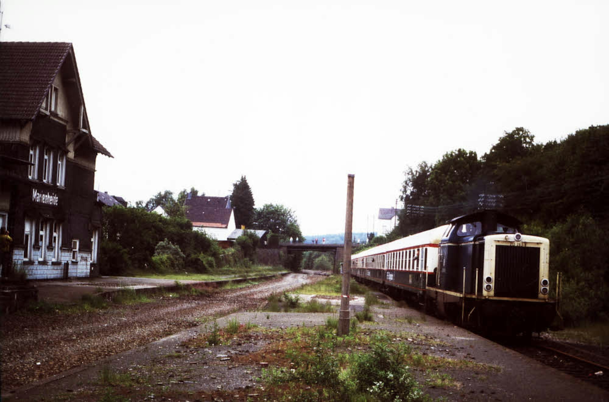 Ein Sonderzug im Juni 1991, da gab es nur noch ein durchgehendes Gleis – fortan wurde das Bahnhofsgelände zurückgebaut
