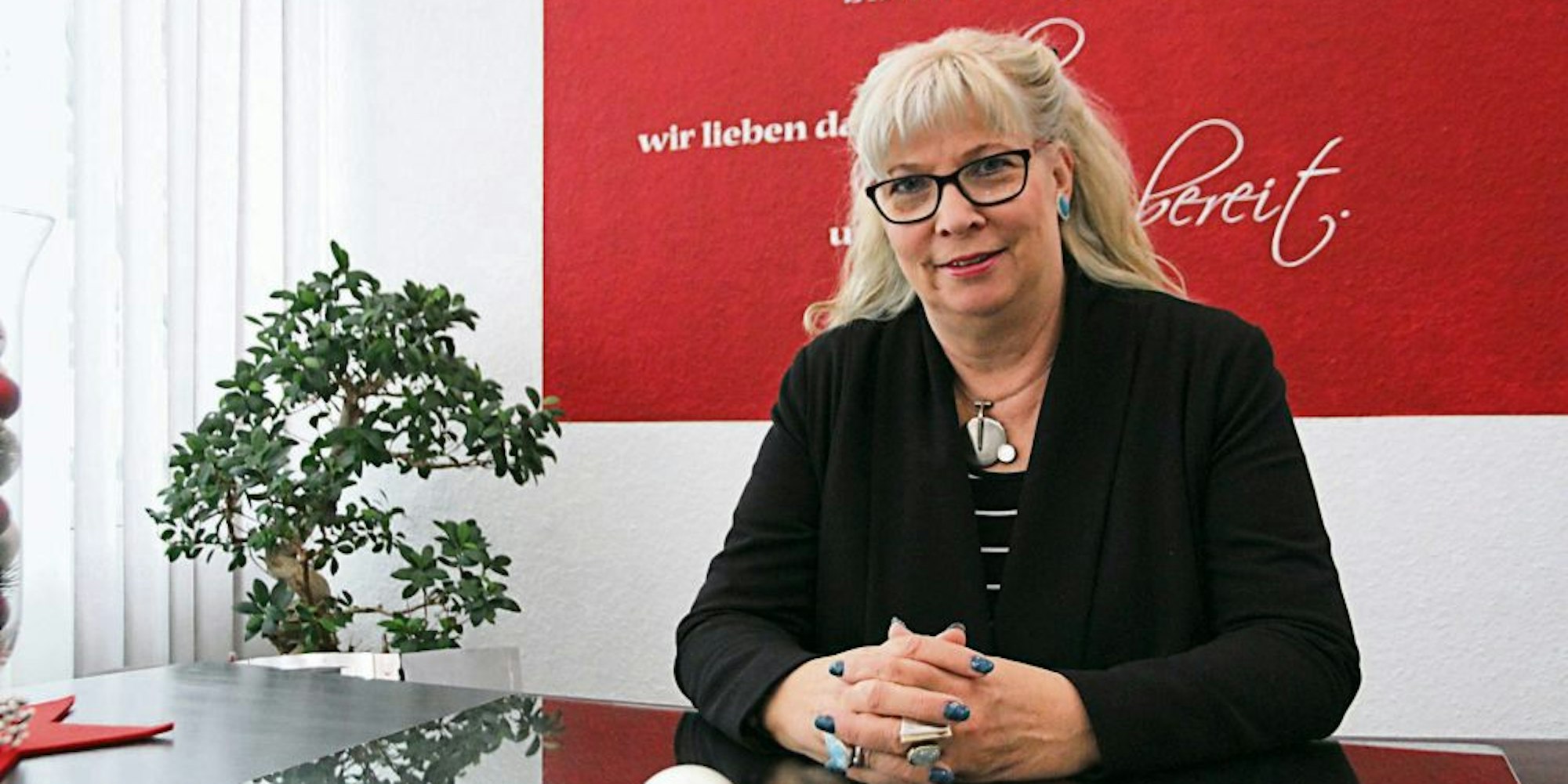 Hilfsbereit und recht autark: Andrea Müller-Battermann, Leiterin des Siegburger Standesamts, geht in Altersteilzeit.