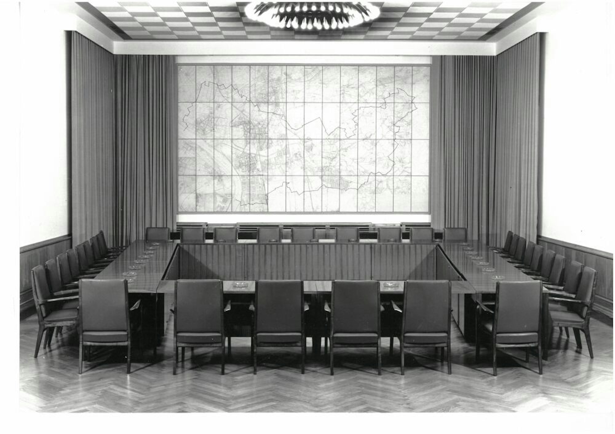 Auf diesen Stühlen und an diesen Tischen wurde Politik gemacht: Blick in den Ratssaal des alten Rathauses.