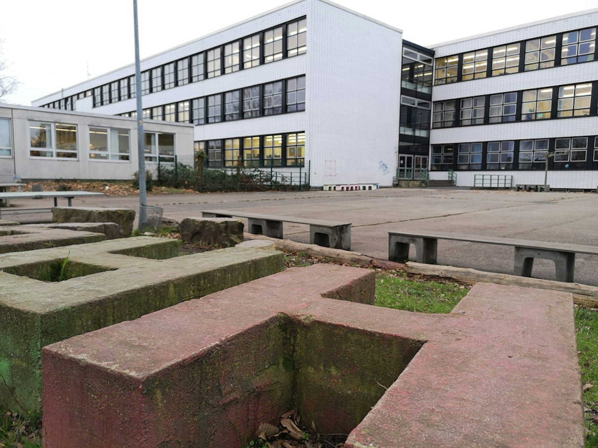 Noch bietet das Schulzentrum, hier der D-Trakt des Gymnasiums, einen eher tristen Anblick.