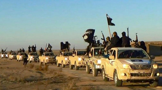 Ein Fahrzeugkonvoi der Terrormiliz Islamischer Staat in Syrien am 04.10.2017