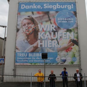 Die Kampagne „Wir kaufen hier – danke, Siegburg“ bewarben (v. l.) Guido Neuhaus, Sprecher der Gemeinschaft der Wochenmarkthändler, Sissi Vassiliadis, Vorsitzender des Verkehrsvereins, Silke Göldner, städtische Wirtschaftsförderin, und Bürgermeister Franz Huhn.