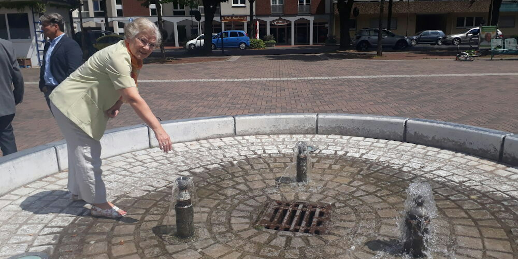 Ortsvorsteherin Sibilla Simons ist von der Gestaltung des Brunnens am Friedrich-Ebert-Platz enttäuscht. Sie beklagt, dass die Rohre lediglich abgeschnitten wurden.
