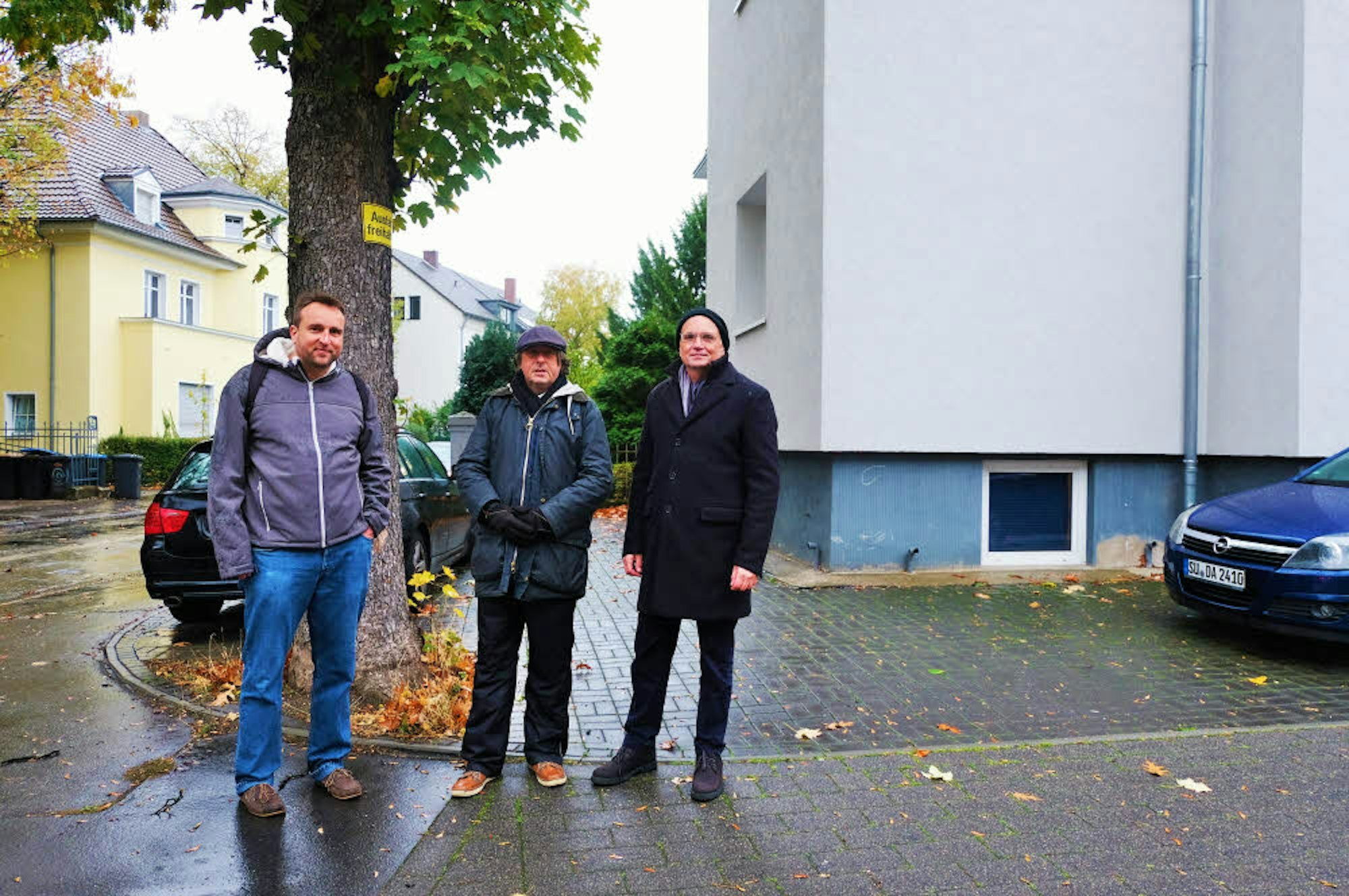 Florian Weber-Baranowsky, Roland Schüler und Reinhard Zietz (v.l.) beklagen, dass immer mehr Vorgärten in gepflasterte oder betonierte Stellplätze gewandelt werden, wie hier im Stadtteil Lindenthal.