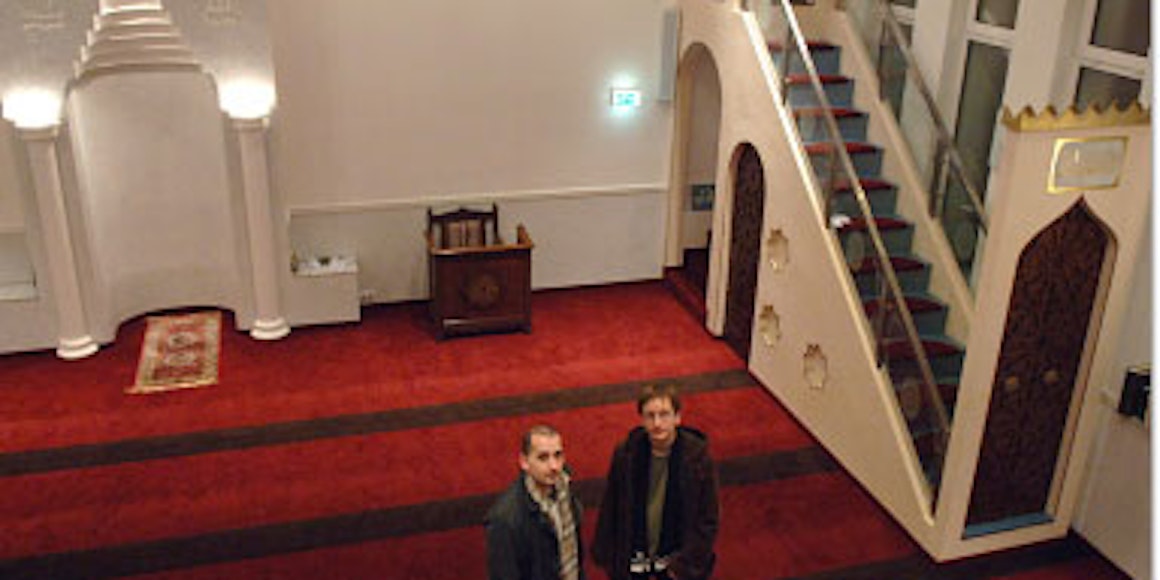 Asad Selimanjin (l.) und Stadtführer Markus Thulin in der Moschee - die Wände wurden bewusst in schlichtem Weiß gehalten.