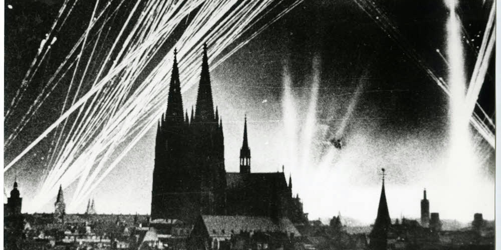 Suchscheinwerfer und Flakfeuer über Köln in der Nacht zum 31. Mai 1942