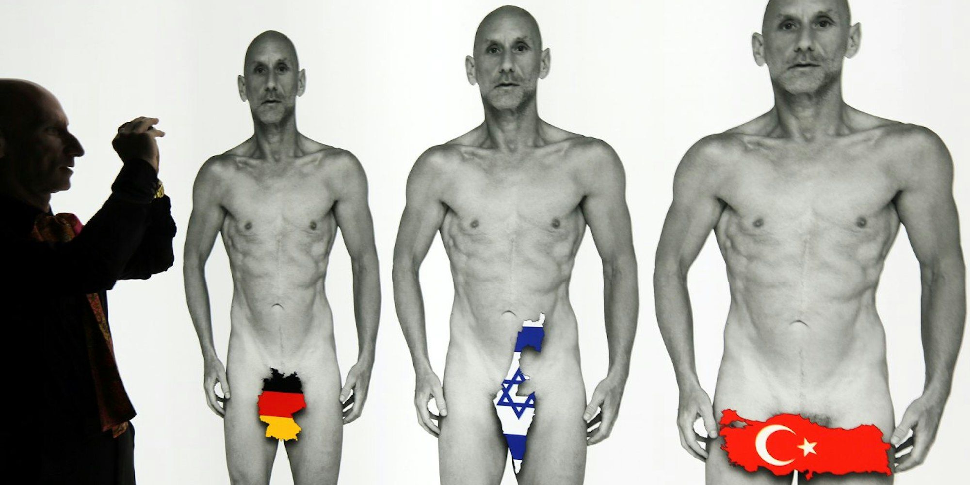 Ein Mann dokumentiert im Jüdischen Museum in Berlin Exponate der Sonderausstellung "Haut ab! Haltungen zur rituellen Beschneidung".