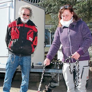 Hund Berti wartet auf Freiwillige, die mit ihm Gassi gehen wollen. Tierheimleiter Reiner Bauer und Stellvertreterin Elke Muttschall sind gespannt, ob sich Helfer melden.