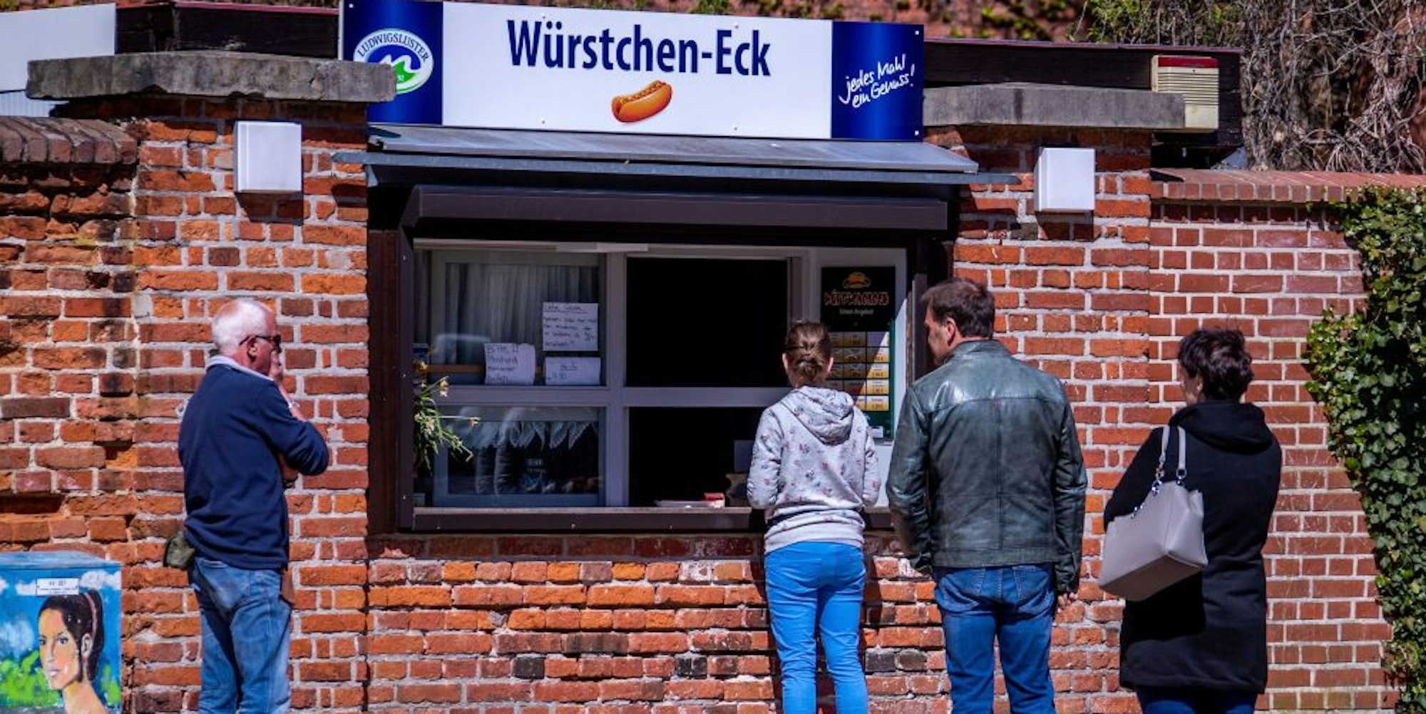 Kunden stehen Schlange vor einem Imbiss im mecklenburgischen Ludwigslust.