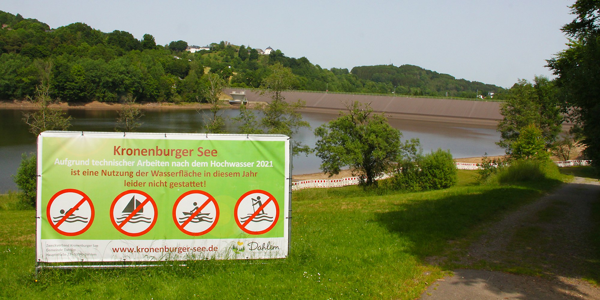 Was nicht geht: Absperrbaken und Transparente weisen auf die Sperrung des Kronenburger See in diesem Sommer hin.