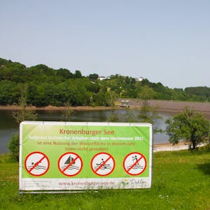 Was nicht geht: Absperrbaken und Transparente weisen auf die Sperrung des Kronenburger See in diesem Sommer hin.