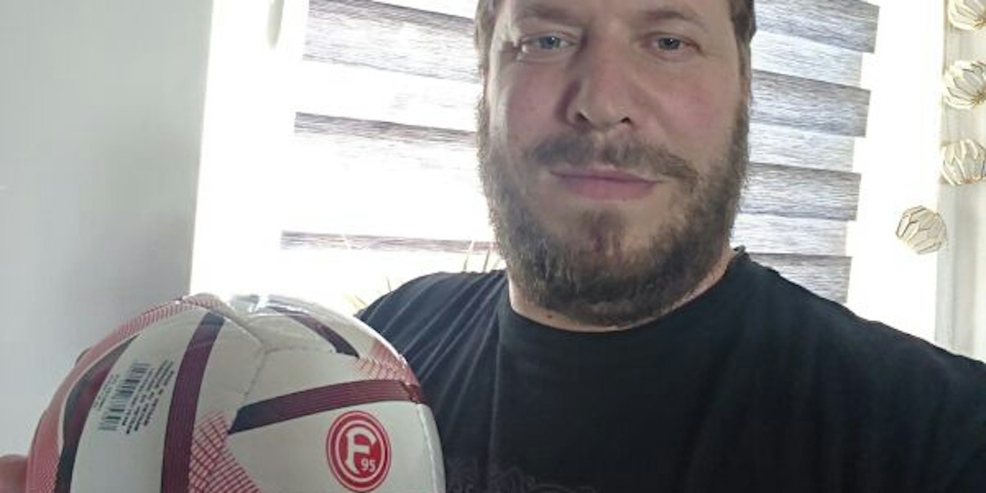 Schock saß tief: FC-Fan Gregor Heyse erhielt einen Ball von Fortuna Düsseldorf, obwohl er einen vom 1. FC Köln bestellt hatte.