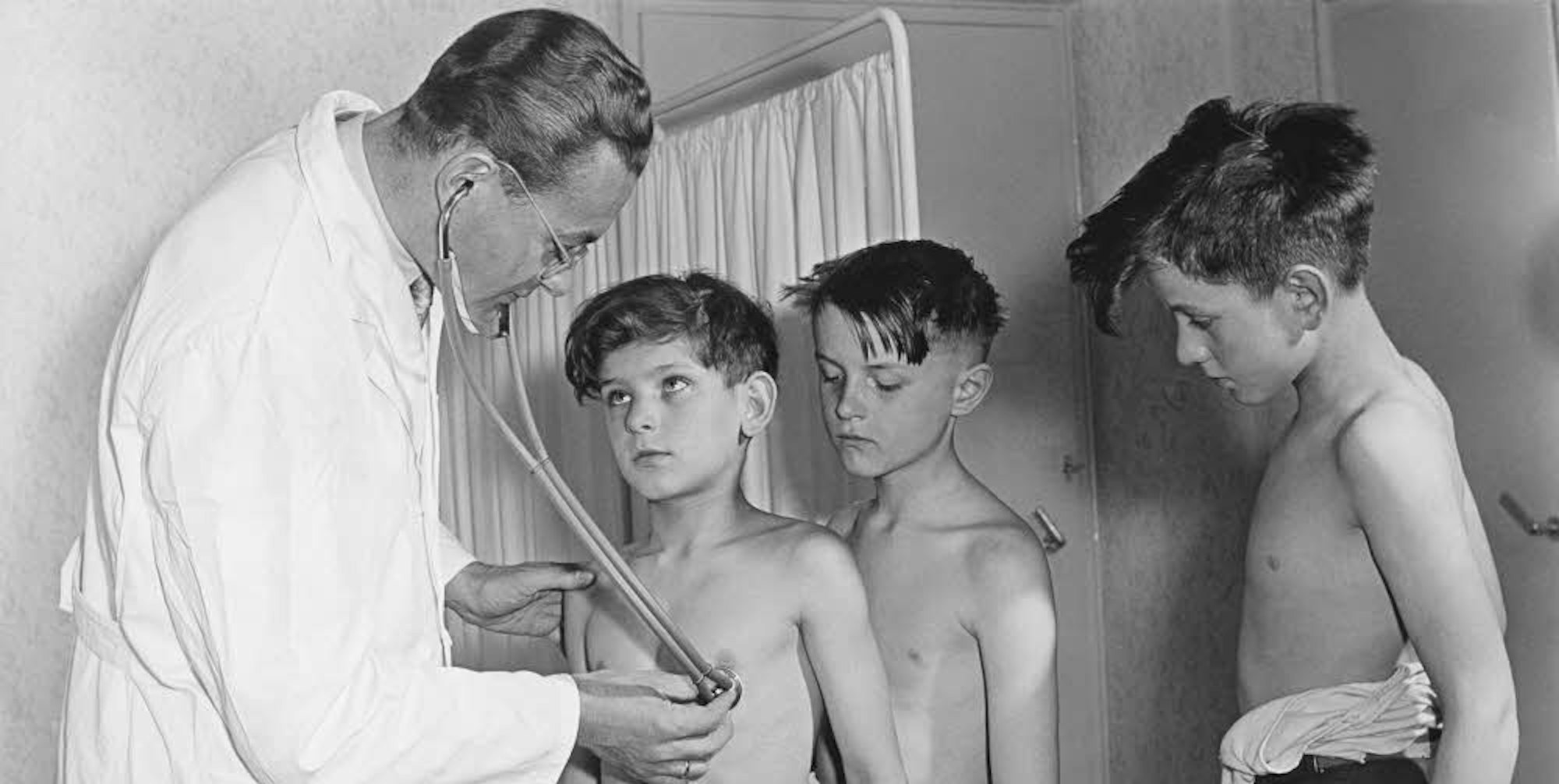 Bild aus den Zeiten (1955) der frühen Bundesrepublik: Arztbesuch in der Schule