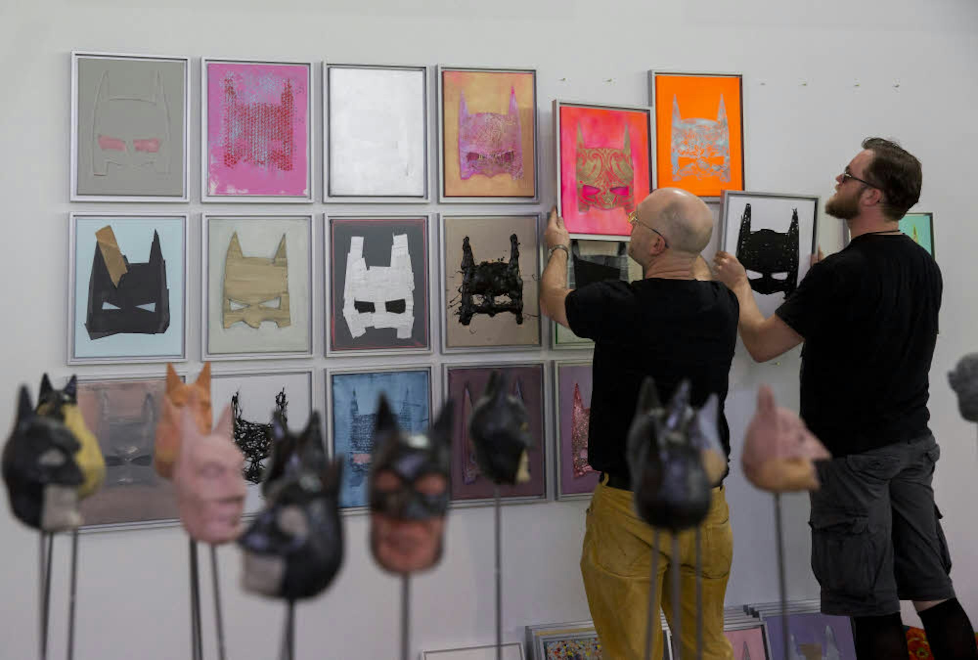 Masken von Sebastian Herzau werden bei Dieho-Galerie aufgehängt.